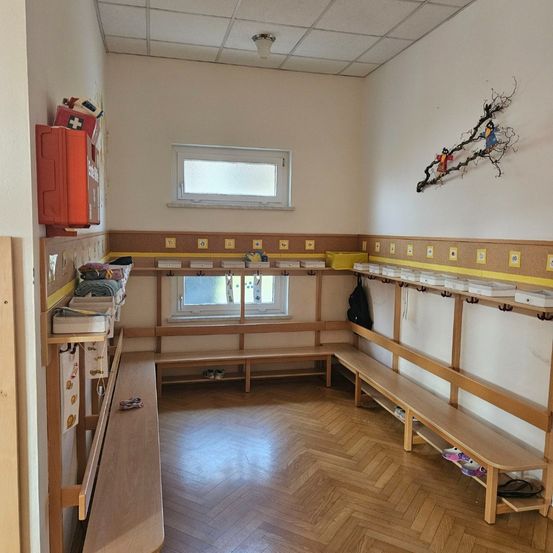 Floor, Flooring, Indoors, Interior Design, Wood, Plywood, Hardwood, Bench, Handbag, Building