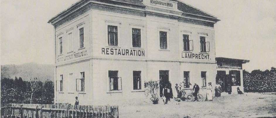 Bild enthält, Monastery, Postal Office, House, Housing, Villa, Person, Bicycle, Factory, City