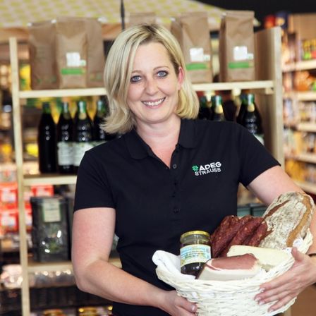 Bild enthält, Shelf, Adult, Female, Person, Woman, Shop, Male, Man, Face, Bread