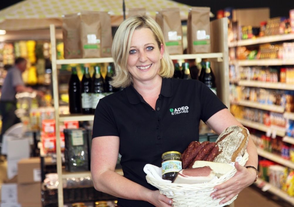 Bild enthält, Shelf, Adult, Female, Person, Woman, Shop, Male, Man, Face, Bread
