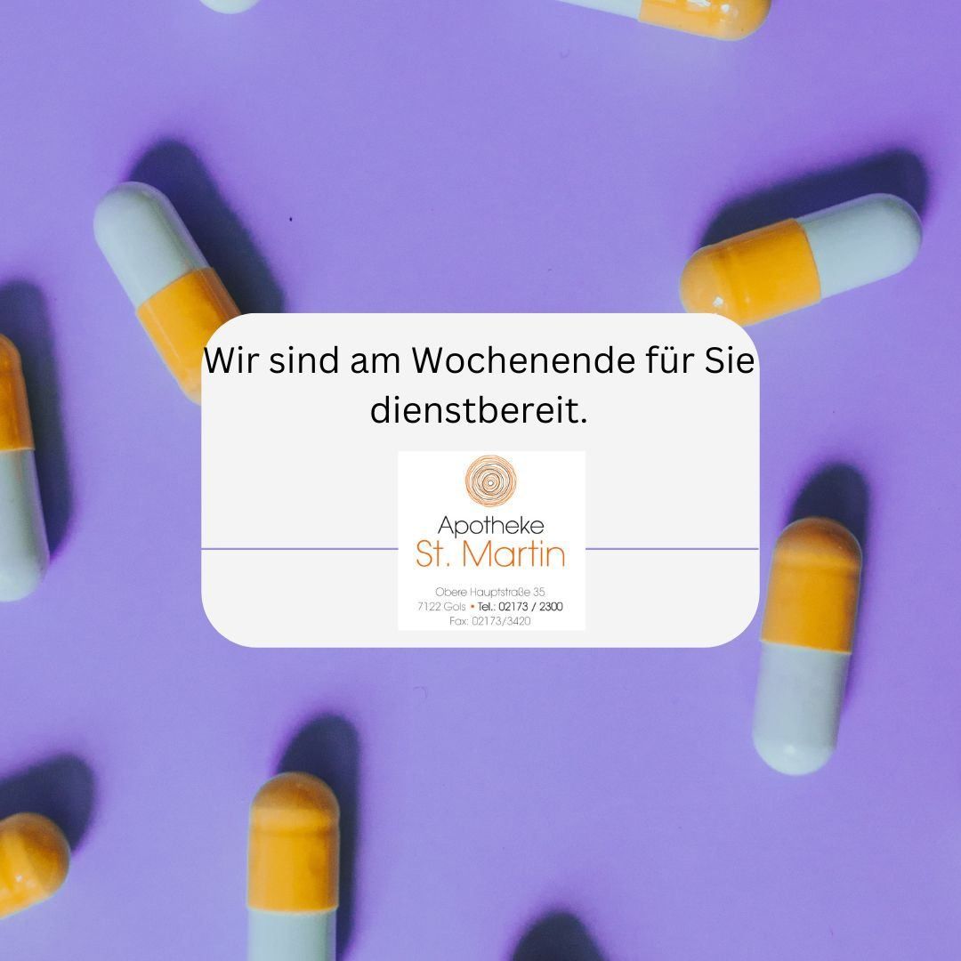 Ein Poster mit mehreren Pillen und einem Apothekenlogo wird auf einem lila Hintergrund angezeigt. Der Text lautet 'Wir sind am Wochenende für Sie da'. Die Adresse und Telefonnummern der Apotheke sind ebenfalls angezeigt.