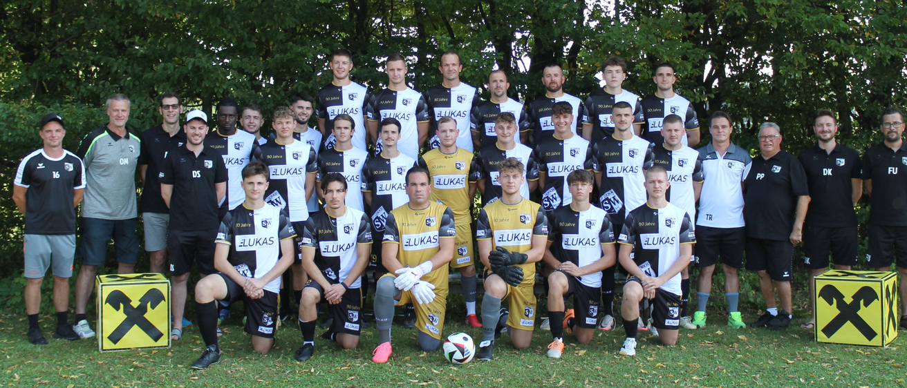 Bild enthält, People, Person, Team, Soccer Ball, Boy, Male, Teen, Shorts, Groupshot, Shoe