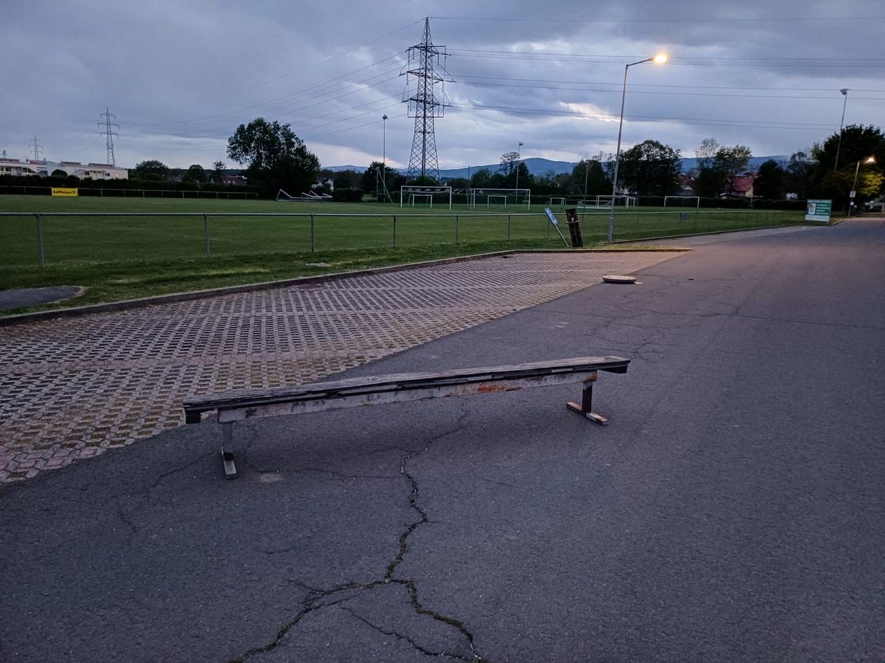 Bild enthält, Bench, Furniture, Utility Pole