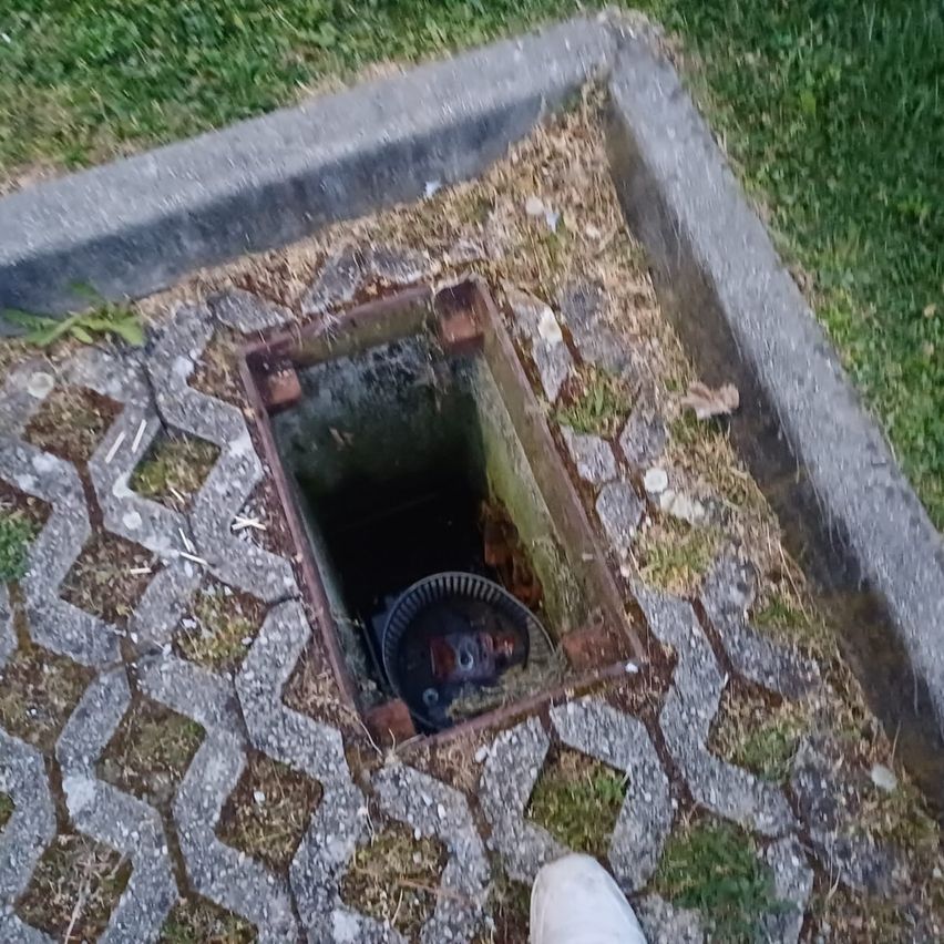 Bild enthält, Hole, Drain, Sewer, Manhole