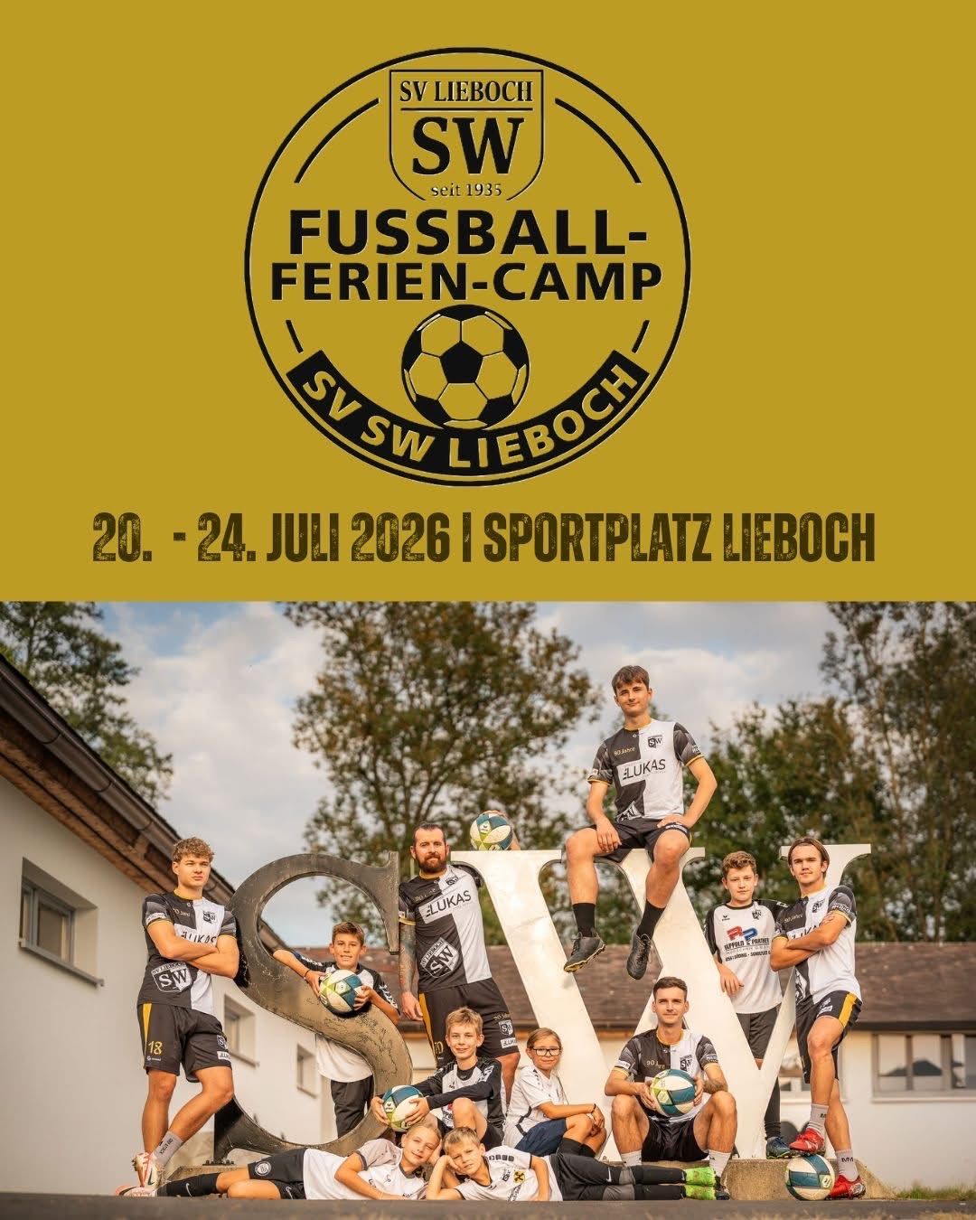 Eine Anzeige für ein Fußballferiencamp. Es ist von SW Liebach und findet vom 20. bis 24. Juli 2026 statt. Eine Gruppe junger Leute posiert mit Fußballbällen für ein Foto.