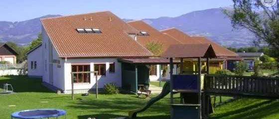 Bild enthält, Hotel, Resort, Grass, House, Housing, Villa, Outdoors, Person, Play Area