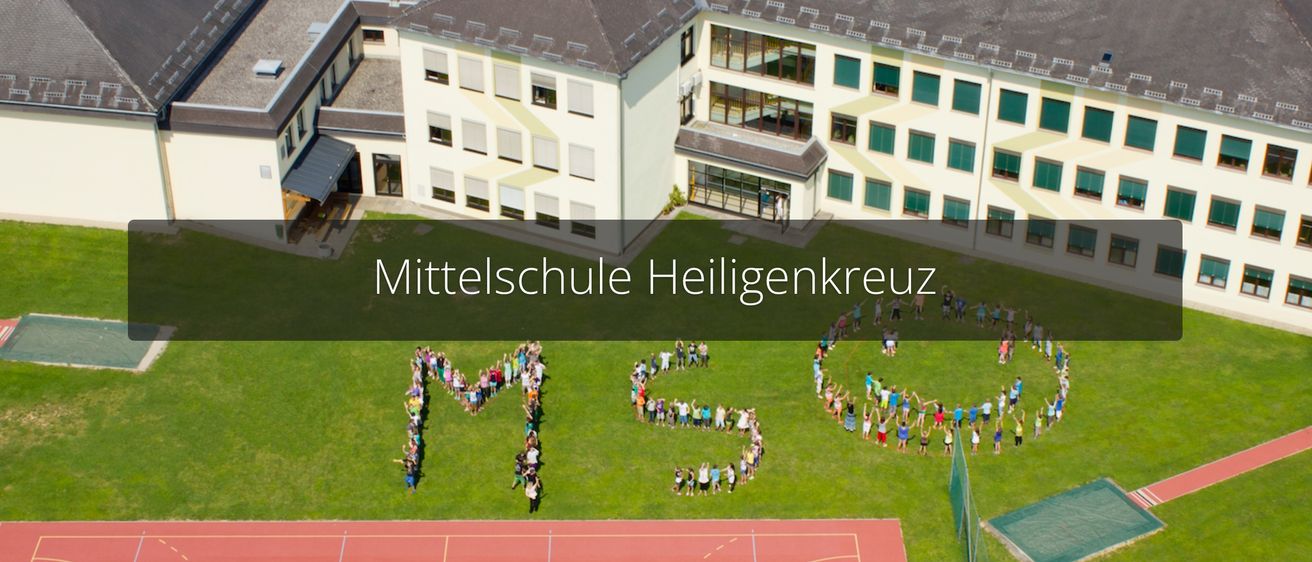 Bild enthält, Grass, Plant, Architecture, Building, People, Person, School, Outdoors, Housing