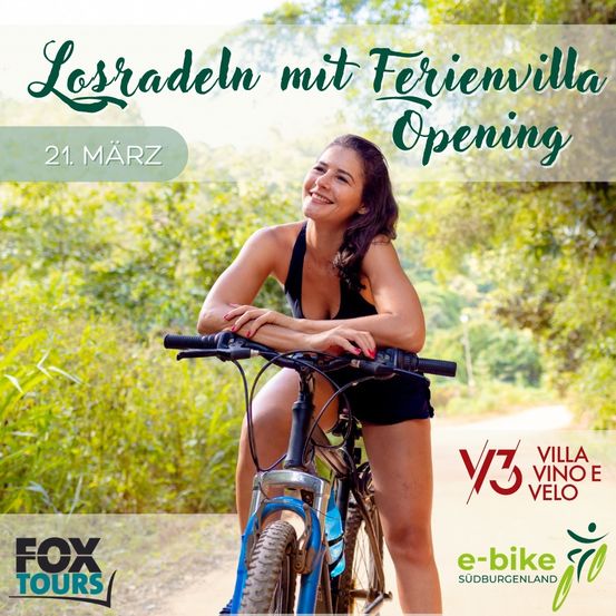 Eine lächelnde Frau in einem schwarzen Tanktop und Shorts radelt auf einem blauen Fahrrad auf einem Feldweg. Grüner Text lautet 'Losradeln mit Ferienvilla Opening 21. März'. Logos für V3 Villa Vino e Velo, e-bike Südburgenland und Fox Tours sind sichtbar.