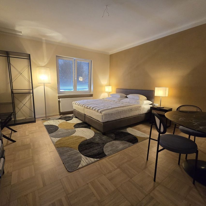 Bild enthält, Home Decor, Floor, Indoors, Interior Design, Lamp, Rug, Furniture, Bedroom, Room, Housing