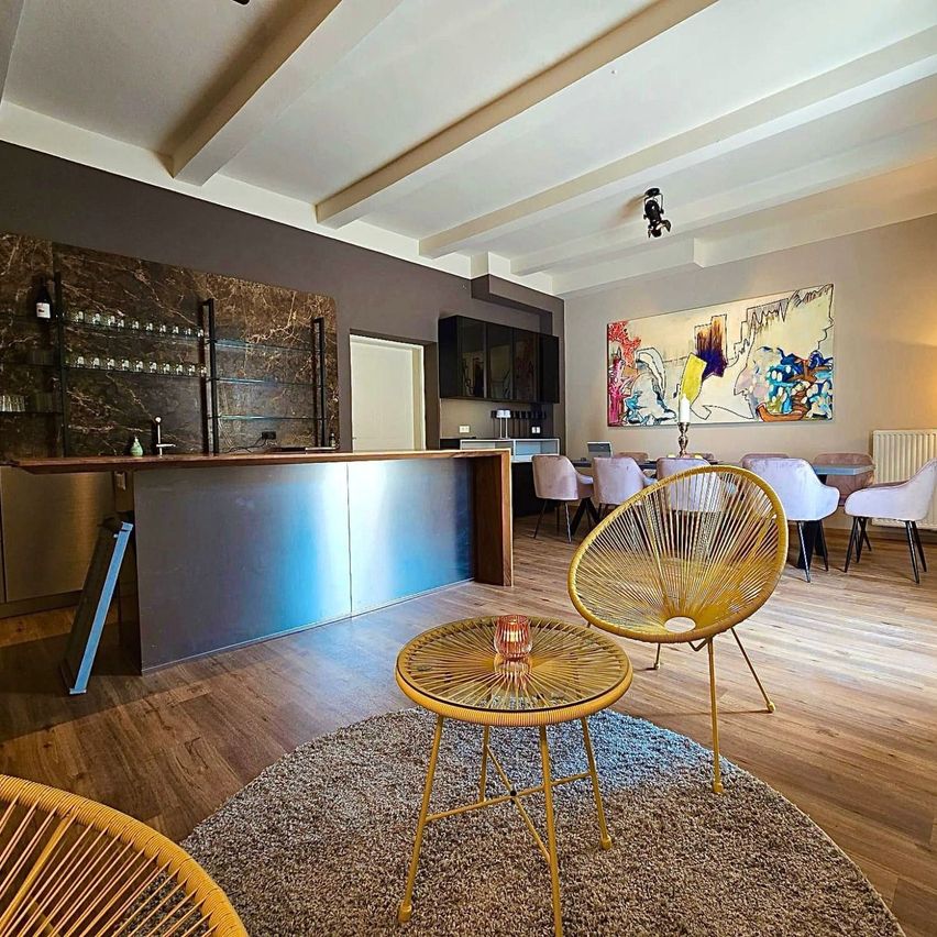 Bild enthält, Home Decor, Architecture, Building, Foyer, Indoors, Interior Design, Floor, Rug