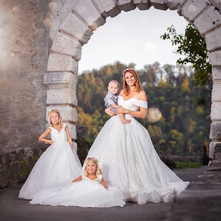 Bild enthält, Clothing, Dress, Fashion, Formal Wear, Gown, Wedding, Wedding Gown, Photography, Arch, Portrait