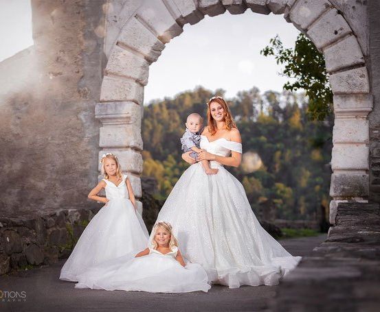 Bild enthält, Clothing, Dress, Fashion, Formal Wear, Gown, Wedding, Wedding Gown, Photography, Arch, Portrait