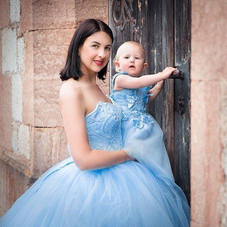 Bild enthält, Dress, Formal Wear, Fashion, Gown, Evening Dress, Person, Photography, Portrait, Wedding Gown, People