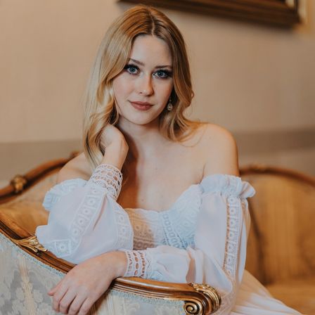 Bild enthält, Dress, Formal Wear, Wedding Gown, Evening Dress, Adult, Bride, Female, Person, Woman, Face