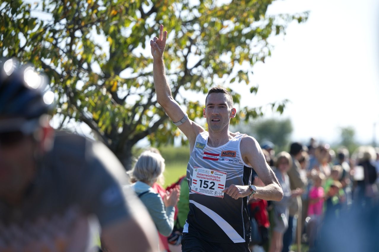Bild enthält, Clothing, Shorts, Adult, Male, Man, Person, Face, Head, Sport, Track And Field