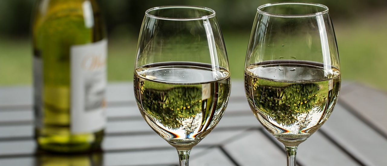 Bild enthält, Glass, Beverage, Alcohol, Liquor, Wine, Wine Glass, Outdoors, Nature