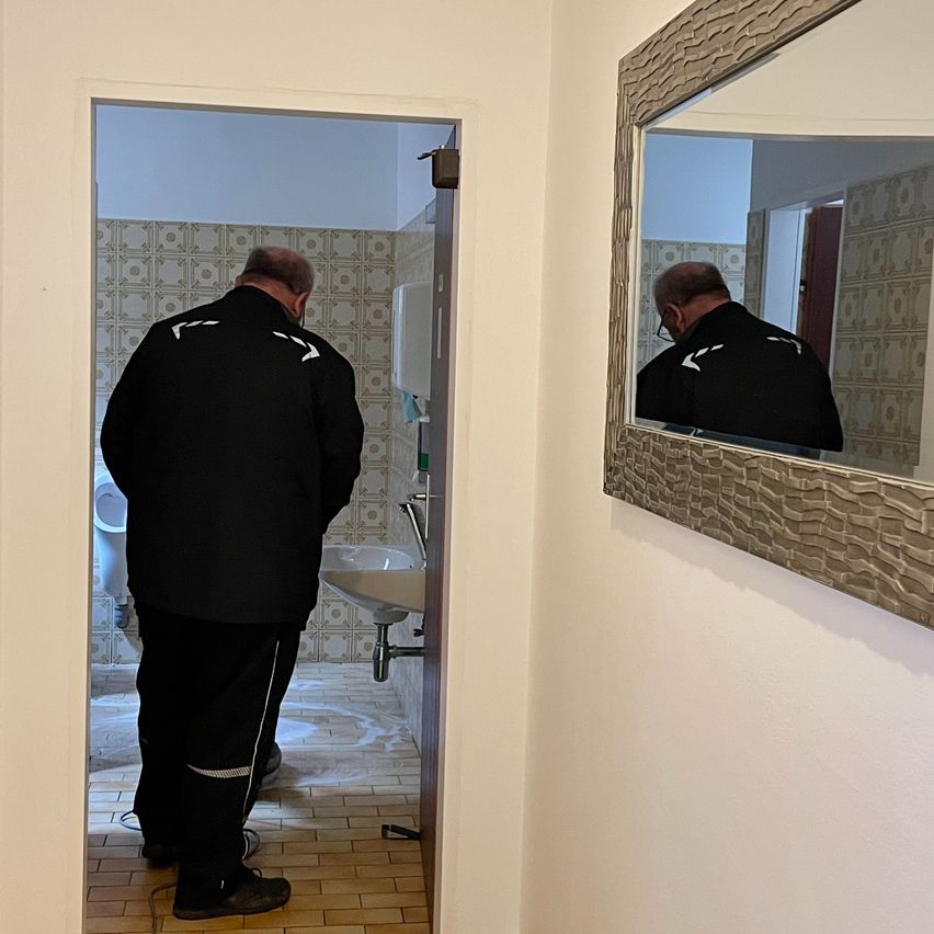Bild enthält, Adult, Male, Man, Person, Sink, Sink Faucet, Floor, Interior Design, Shoe, Glasses