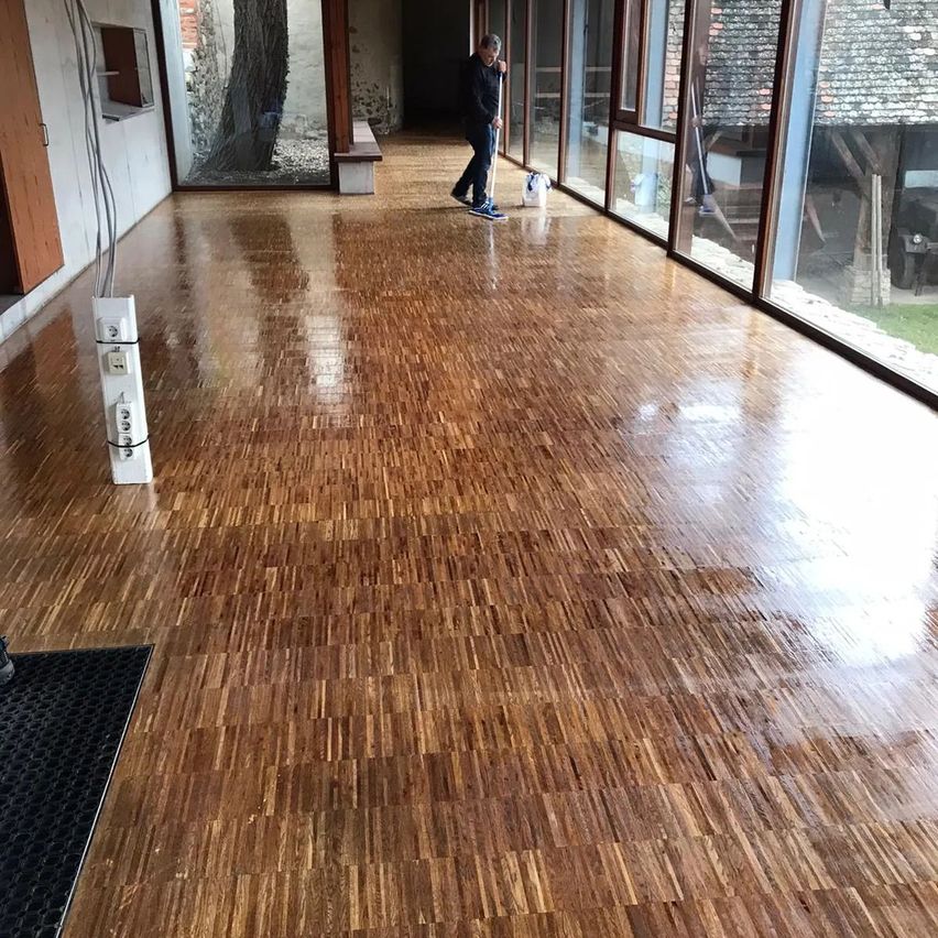 Bild enthält, Floor, Flooring, Hardwood, Wood, Stained Wood, Indoors, Interior Design, Person
