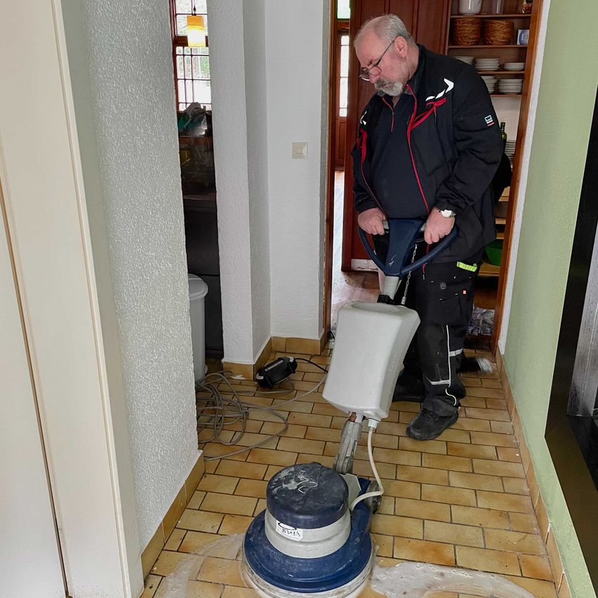 Bild enthält, Floor, Adult, Male, Man, Person, Wristwatch, Home Renovation Work