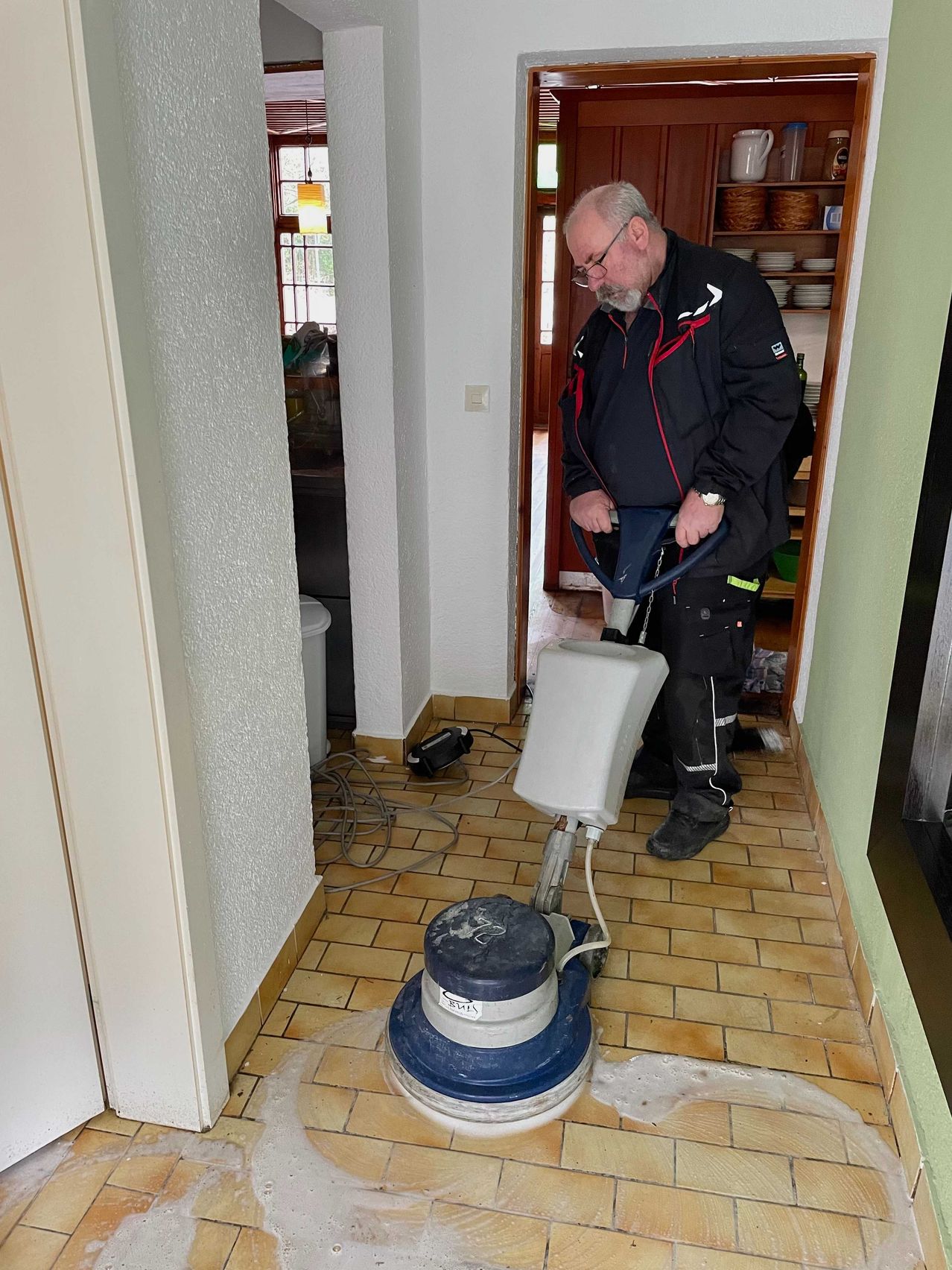 Bild enthält, Floor, Adult, Male, Man, Person, Wristwatch, Home Renovation Work