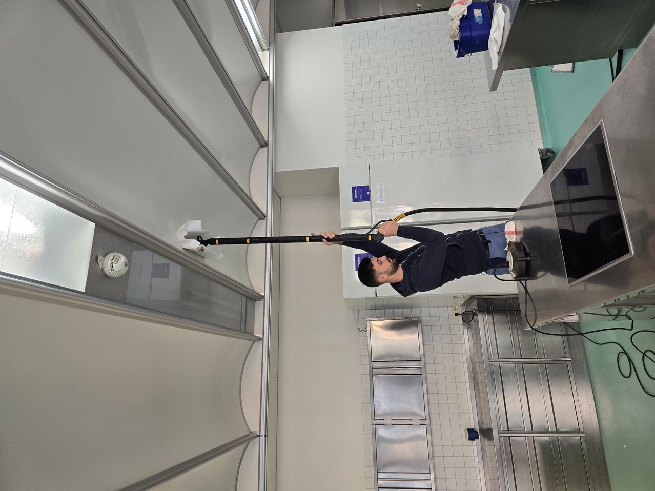 Bild enthält, Adult, Male, Man, Person, Cleaning, Head, Mace Club, Weapon, Guard, Working Out