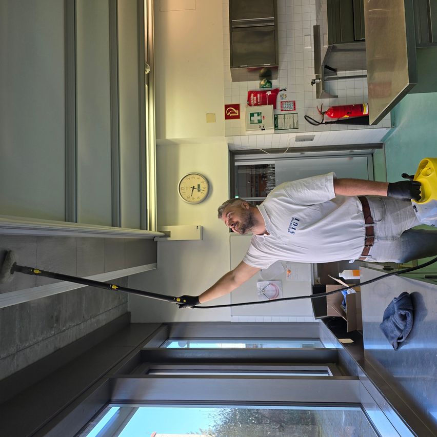 Bild enthält, Cleaning, Person, Adult, Male, Man, Indoors, Interior Design, Mace Club, Weapon