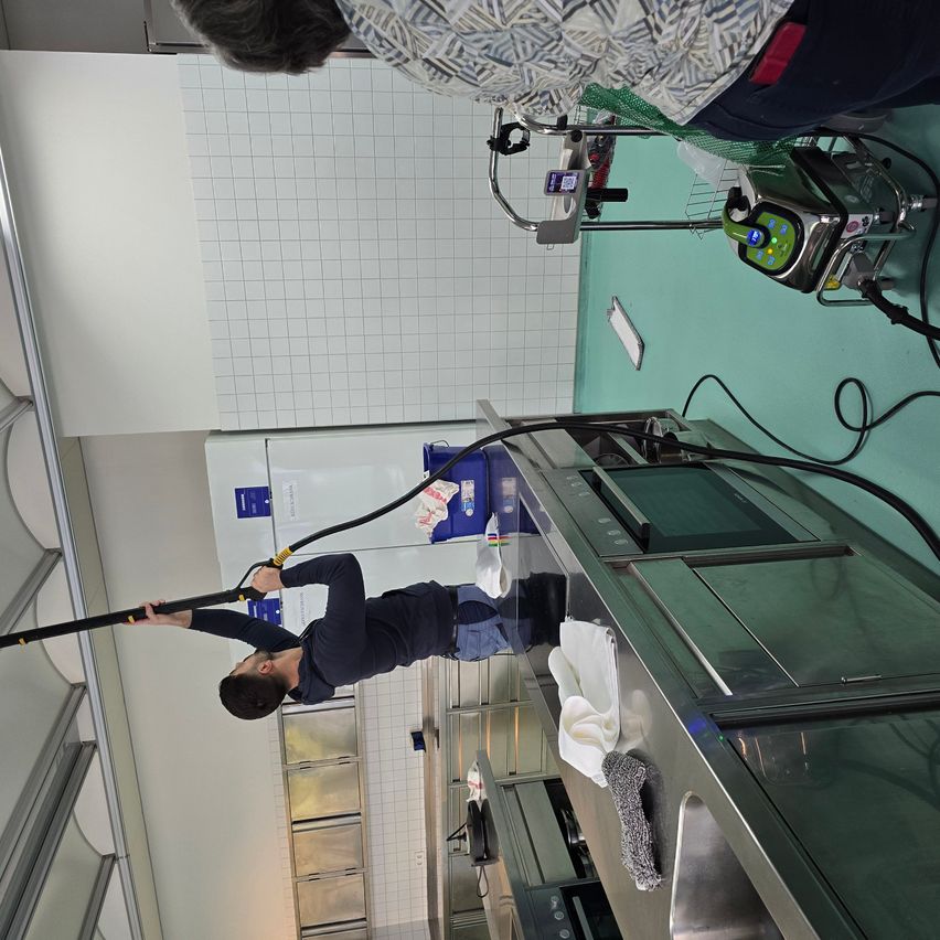 Bild enthält, Building, Hospital, Adult, Male, Man, Person, Clinic, Head, Operating Theatre, Cleaning