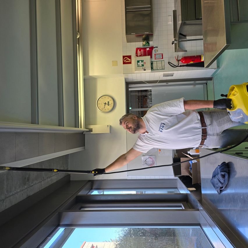 Bild enthält, Cleaning, Person, Floor, Flooring, Adult, Male, Man, Door, Shorts, Glove