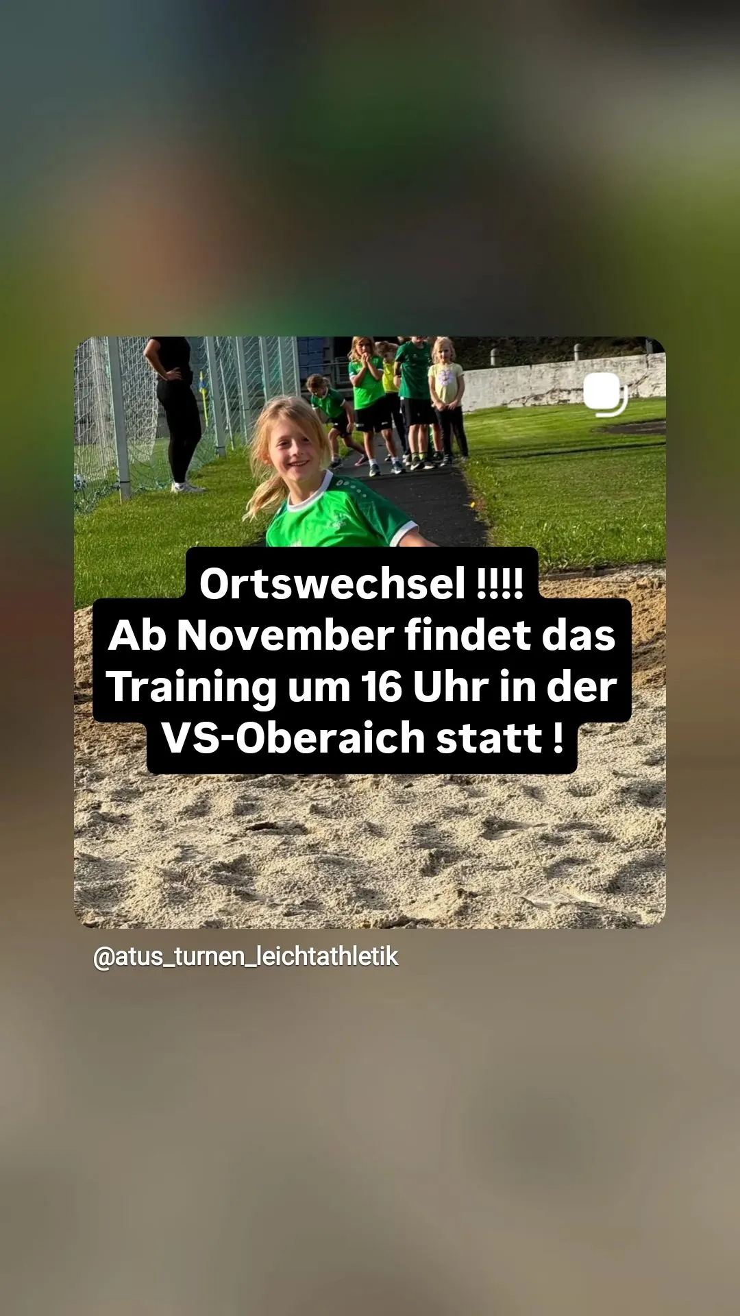 Ein Mädchen in einem grünen Shirt lächelt in einer Sandgrube mit einer Gruppe von Kindern in grünen Shirts hinter ihr. Eine Nachricht auf Deutsch lautet 'Ortswechsel!!! Ab November findet das Training um 16 Uhr in der VS-Oberaich statt!'