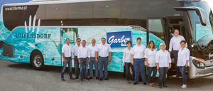 Bild enthält, People, Person, Bus, Vehicle, Footwear, Shoe, Jeans, Glasses, Tour Bus