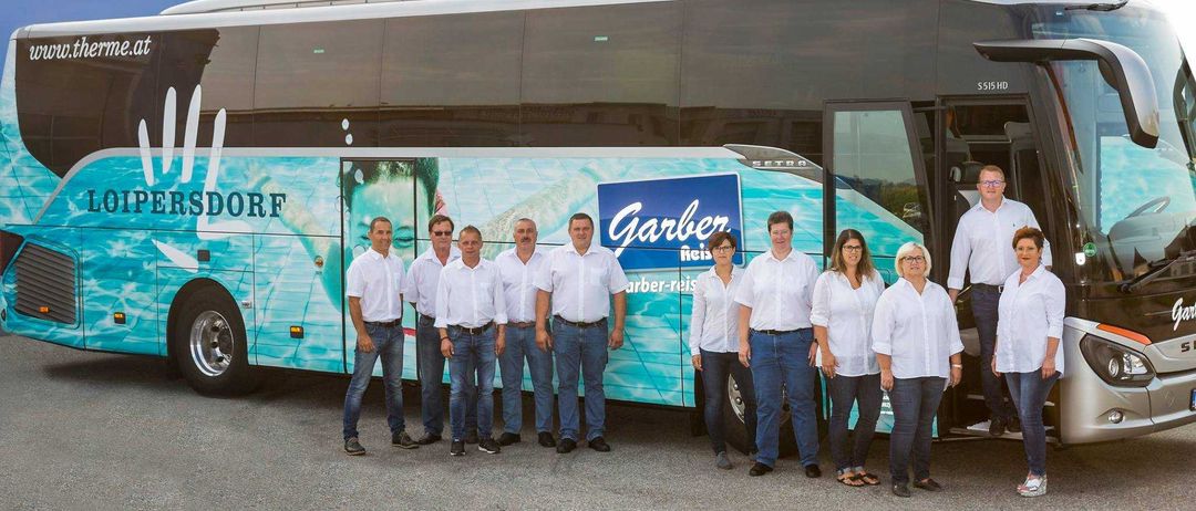 Bild enthält, People, Person, Bus, Vehicle, Footwear, Shoe, Jeans, Glasses, Tour Bus