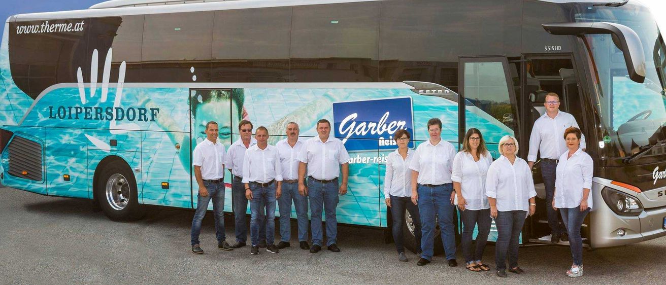 Bild enthält, People, Person, Bus, Vehicle, Footwear, Shoe, Jeans, Glasses, Tour Bus