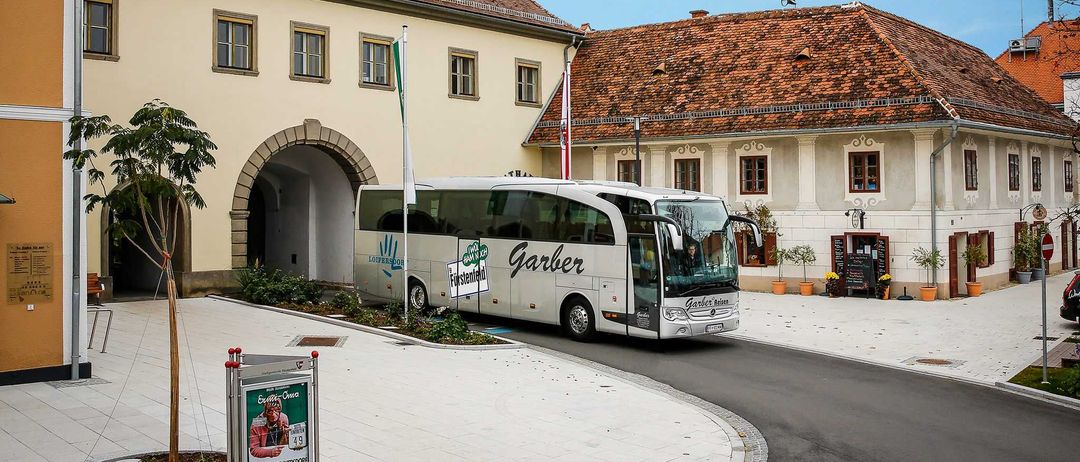 Bild enthält, Bus, Vehicle, Plant, Gothic Arch, Suburb, Housing, Person