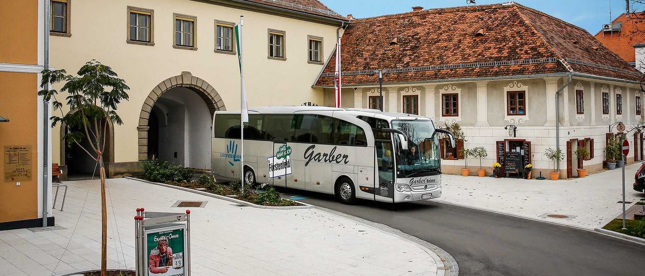 Bild enthält, Bus, Vehicle, Plant, Gothic Arch, Suburb, Housing, Person