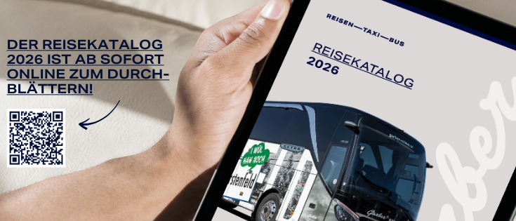 Hand, die ein Tablet mit einem Busreisekatalog für 2026 hält. Der Bildschirm zeigt 'Reisekatalog 2026'. Ein QR-Code weist darauf hin.