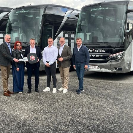 Bild enthält, People, Person, Groupshot, Adult, Male, Man, Coat, Glasses, Shoe, Bus