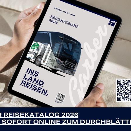 Hände halten ein Tablet, das einen Bus auf dem Cover des Reisekatalogs 2026 zeigt, mit einem QR-Code auf dem Bildschirm und einem weiteren im Hintergrund.
