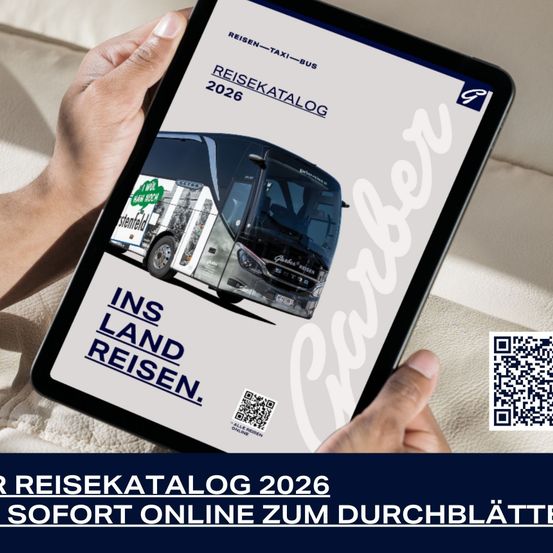 Hände halten ein Tablet, das einen Bus auf dem Cover des Reisekatalogs 2026 zeigt, mit einem QR-Code auf dem Bildschirm und einem weiteren im Hintergrund.