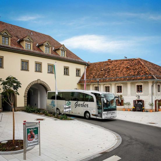 Bild enthält, Bus, Vehicle, Plant, Gothic Arch, Suburb, Housing, Person