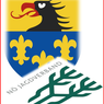 Das Bild zeigt einen heraldischen Schild mit einem schwarzen Adler mit rotem Schnabel und Augen auf blauem Hintergrund mit drei gelben Fleur-de-Lis. Unter dem Schild steht der Text 'NO JAGDVERBAND' in fetten weißen Buchstaben. Unten ist ein grünes Baumlogo platziert.
