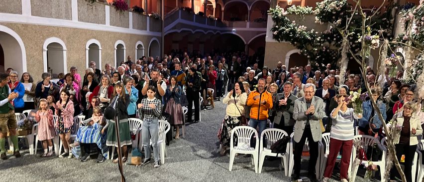 Bild enthält, People, Person, Building, Housing, Villa, Crowd, Urban, Indoors, Chair, Audience