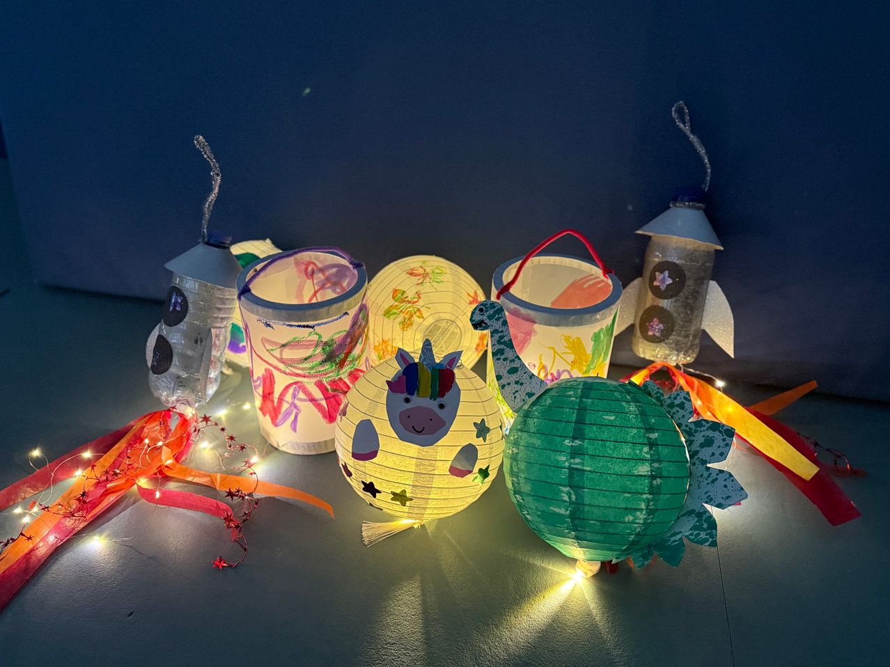 Bild enthält, Lamp, Festival, Animal, Bird