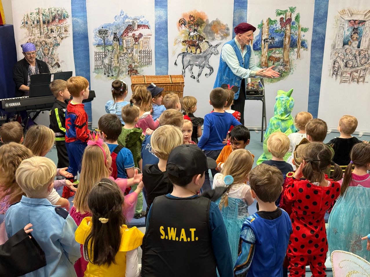 Bild enthält, Child, Female, Girl, Person, Boy, Male, Adult, Man, Face, Head