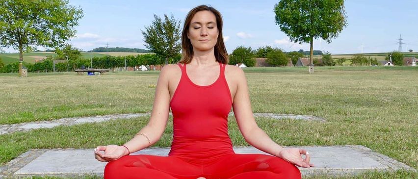 Bild enthält, Fitness, Person, Sport, Working Out, Yoga, Lotus Yoga Pose, Adult, Female, Woman