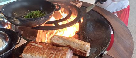 Bild enthält, Cooking Pan, Cookware, Pork, Glove, Adult, Male, Man, Person, Food Presentation, Cooking