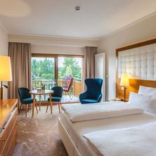 Bild enthält, Indoors, Interior Design, Home Decor, Chair, Furniture, Cushion, Lamp, Window, Bed, Bedroom