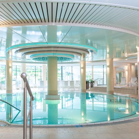 Bild enthält, Pool, Water, Swimming Pool, Handrail, Hotel, Resort, Chair, Interior Design, Plant, Floor