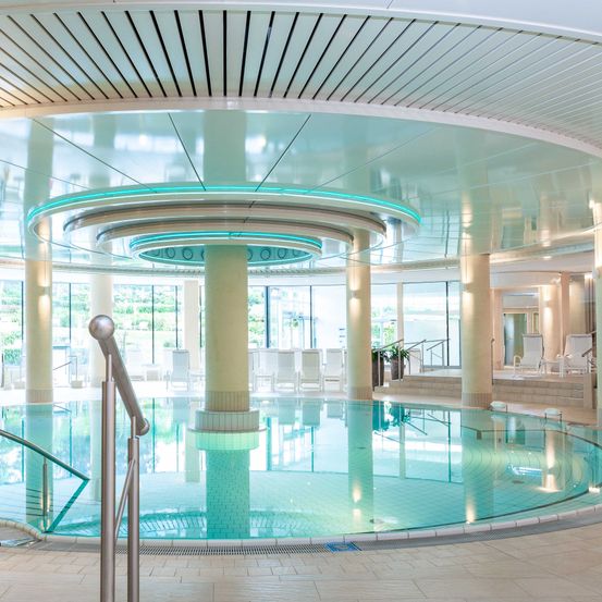 Bild enthält, Pool, Water, Swimming Pool, Handrail, Hotel, Resort, Chair, Interior Design, Plant, Floor