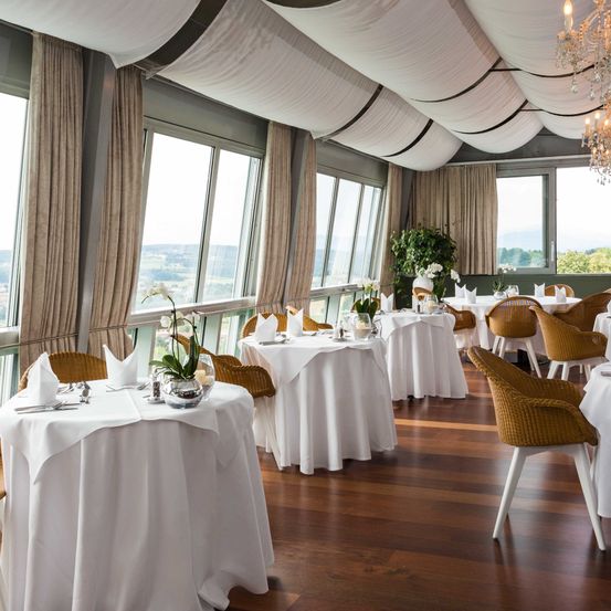 Bild enthält, Indoors, Chair, Furniture, Hall, Fun, Banquet, Chandelier, Cup, Dining Table, Table