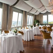 Bild enthält, Indoors, Chair, Furniture, Hall, Fun, Banquet, Chandelier, Cup, Dining Table, Table